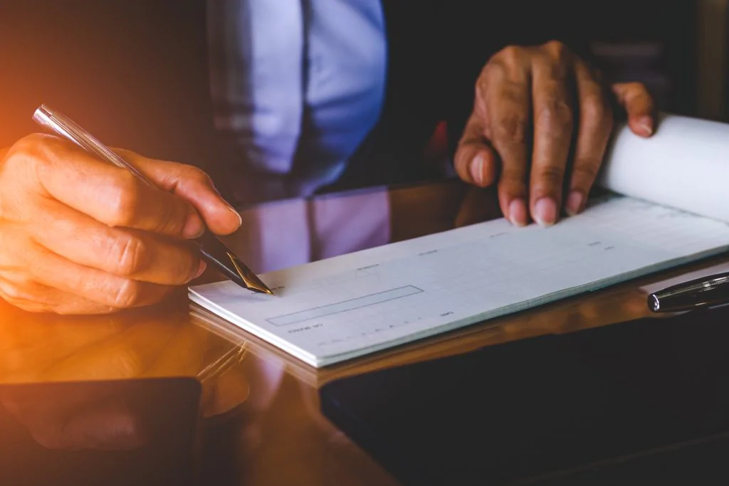 lawyer explaining that injury settlements are taxable